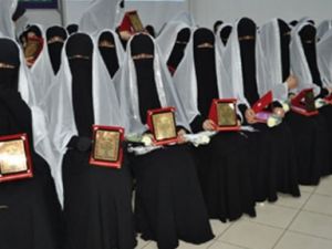 Batman'da çarşaflı Diploma Töreni