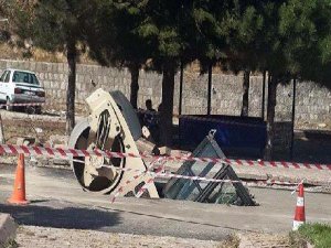 YOL İŞ MAKİNESİNİ BÖYLE YUTTU