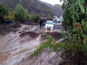 SEL  PALU- ARICAK YOLUNU KAPATTI