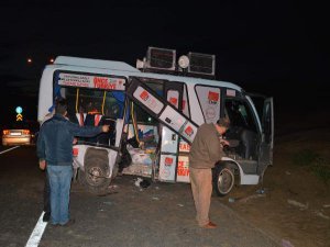 LÜKS CİP CHP MİNİBÜSÜNE ÇARPTI;19 YARALI