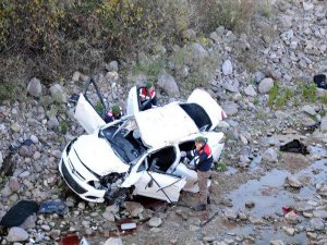 OTOMOBİL DEREYE UÇTU: 2 ÖLÜ, 2 YARALI