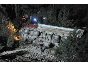 KAMYON UÇURUMA YUVARLANDI: 1 ÖLÜ