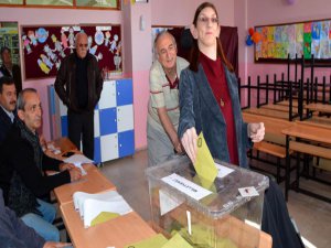 DÜNYANIN EN UZUN KIZI İLK KEZ OY KULLANDI