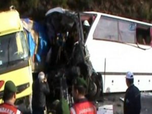 YOLCU OTOBÜSÜ TIR FACİASI; 3 ÖLÜ 24 YARALI