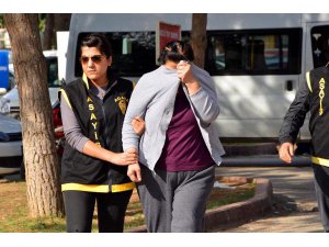 GARDIROPTA YARI ÇIPLAK YAKALANDI