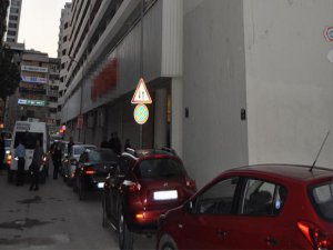 İZMİR'DE ASANSÖRDE ÇÜRÜMÜŞ CESET BULUNDU