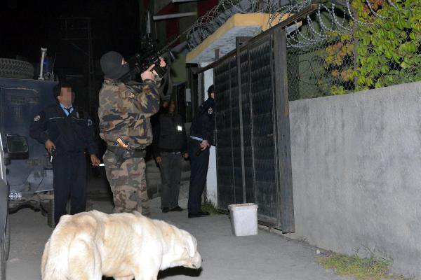 EĞLENCE YERİ ÇETESİNE  ŞAFAK BASKINI