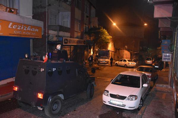 OK MEYDANINA OPERASYON; 1 POLİS YARALI