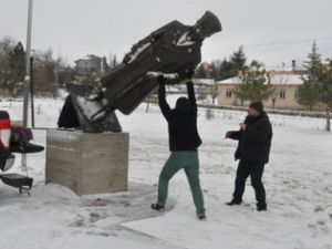 Belediyeden Parasını Alamayan Heykeltıraş Bakın Ne Yaptı?
