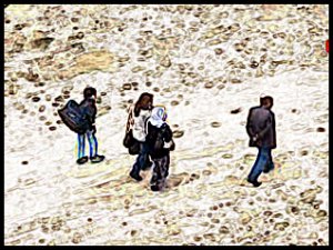 HALK EVİNİ BIRAKIP  KAÇIYOR