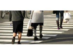 MAZGALA GİZLENEN ETEK ALTI RÖNTGENCİSİNİ SAÇLARI ELE VERDİ