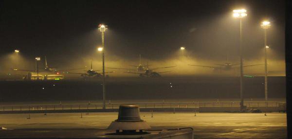SİS, HAVA ULAŞIMINA DARBE VURDU