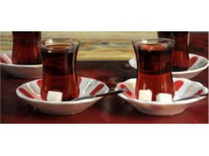 ŞEKERLİ ÇAY, GAZLI İÇECEKLERDEN DAHA ZARARLI