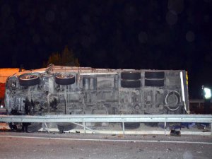 SEBZE MEYVE YÜKLÜ KAMYON DEVRİLDİ: 1 ÖLÜ