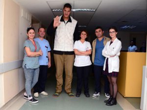 BAŞINDAKİ TÜMÖR NEDENİYLE BOYU 2 METRE 32 SANTİME ULAŞTI