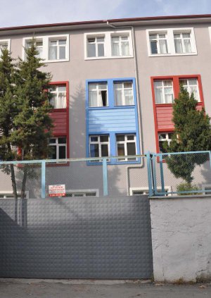 LİSELİ KIZ NOT YAZIP OKUL PENCERESİNDEN ATLADI