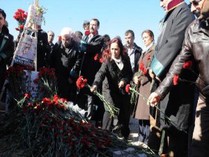 TAHİR ELÇİ'NİN EŞİ MEZARI BAŞINDA KONUŞTU