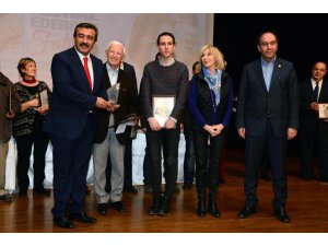 CAN DÜNDAR'IN PLAKETİNİ OĞLU EGE ALDI