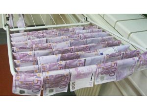 NEHİRDE YÜZ BİN EURO BULDU