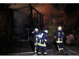 KIVILCIMLARIN TUTUŞTURDUĞU AHŞAP EVDE ÇIKAN YANGINDA ÖLDÜ