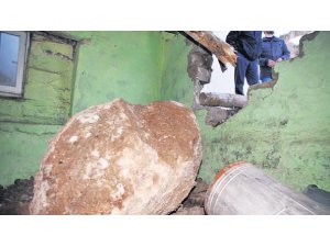 EVİN SALONUNA KAYA DÜŞTÜ