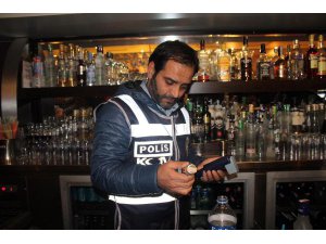 İZMİR'DE POLİSTEN SAHTE İÇKİ DENETİMİ