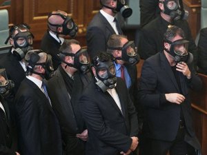 MECLİSTE GAZ BOMBASI