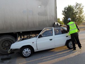 OTOMOBİL TIR'A ÇARPTI: 2 ÖLÜ, 2 YARALI