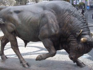 Sıra Tarihi Boğa Heykelinde...