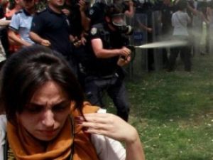 Bu fotoğraf Taksim'deki barbarlığı anlatıyor