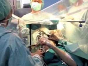 AMELİYATTA SAKSAFON ÇALDI