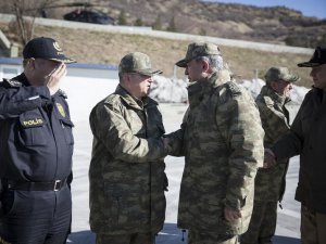 KOMUTAN OPERASYONA KATILAN ASKERLERİNİN YANINDA