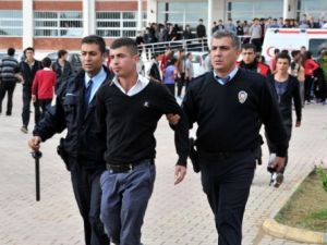 İnşaat demirleri ve sopalarla liseyi bastılar