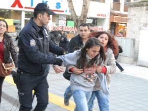 Kızını Polislerden Kurtaramadı