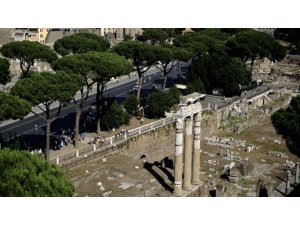 İTALYA'DA ROMA SÜTUNUNA ADINI KAZIYAN TÜRK'E CEZA VERİLDİ