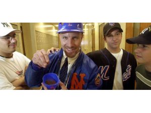 ÖĞRETMEN İLE 17 YAŞINDAKİ KIZININ İLİŞKİSİNİ MESAJLARDAN ANLADI