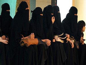 SUUDİ ARABİSTAN'DA ALIŞVERİŞ YAPAN ERKEKLER KADINLARIN TACİZİNDEN ŞİKAYETÇİ