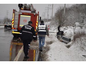 BUZLANAN YOLDA 7 ARAÇ KAZA YAPTI: 19 YARALI