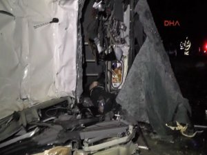 BİR OTOBÜS FACİASI DAHA... 6 ÖLÜ 24 YARALI