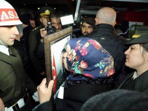 ŞEHİT EŞİNDEN AĞLATAN AĞIT "SEN GİTTİN YERİNE OĞLUN GELECEK ASLANIM"