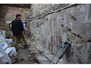 TARİHİ CAMİNİN TUVALETİNDEKİ PİSUVARLAR SÖKÜLDÜ