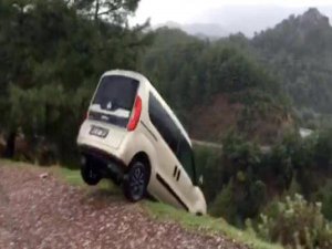 İŞ ADAMI 2015 MODEL ARABASINI UÇURUMA ATTI