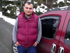 BİR YILDA 9 KEZ CEZA KESEN TRAFİK POLİSLERİNE ÇİÇEK GÖNDERDİ