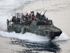 İRAN ABD ASKERLERİNİ BÖYLE GÖZALTINA ALDI