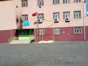 PKK TERÖRİSTLERİ  İÇİ ÖĞRENCİ DOLU OKULA SALDIRDI