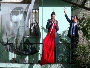 ŞEHİT POLİSİN BABA EVİNDE DAVUTOĞLU POSTERİ ASILIYDI