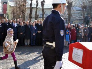 ŞEHİTLER ÖLMEZ DİYEREK BABASININ TABUTUNA KOŞTU