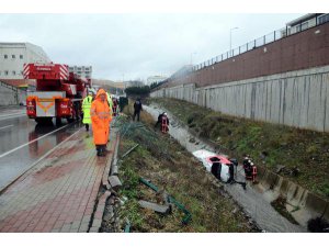 MİNİBÜS DERE YATAĞINA UÇTU: 2 ÖLÜ. 2 YARALI