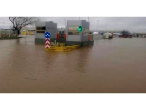 BULGAR GÜMRÜĞÜNÜ SU BASTI, GİRİŞ ÇIKIŞLAR DURDU