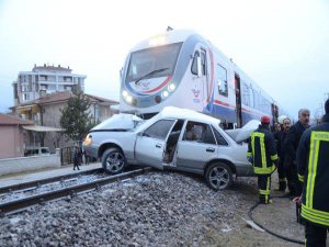 YOLCU TRENİ, OTOMOBİLE ÇARPTI: 1 ÖLÜ